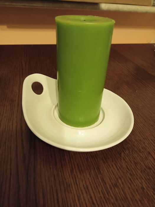 Świeczka Ikea zielona z podstawkiem ceramicznym białym