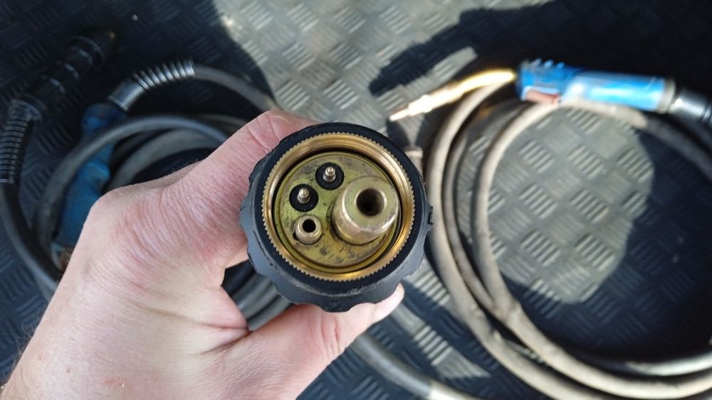 Е в наявності 2 рукава до поло автомата