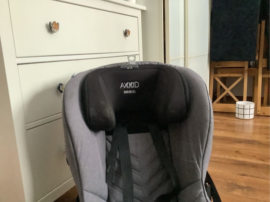 Fotelik Axkid Minikid do jazdy tyłem i przodem