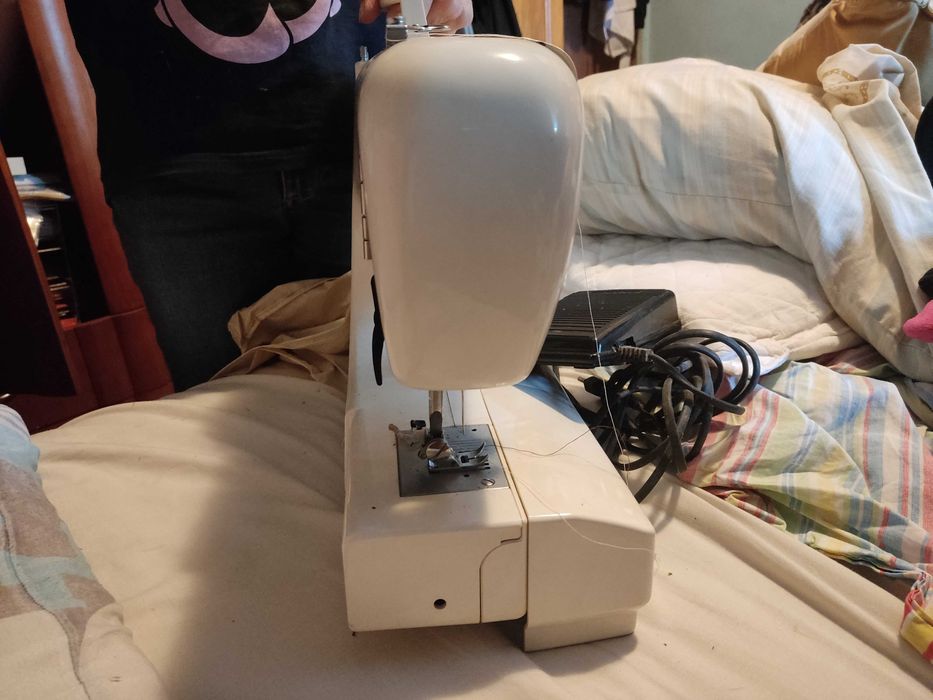 Máquina de costura elétrica.