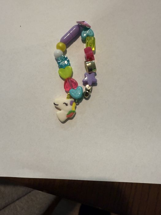 Pulseiras feitas pela minha filha de 6 anos que me pediu para vender