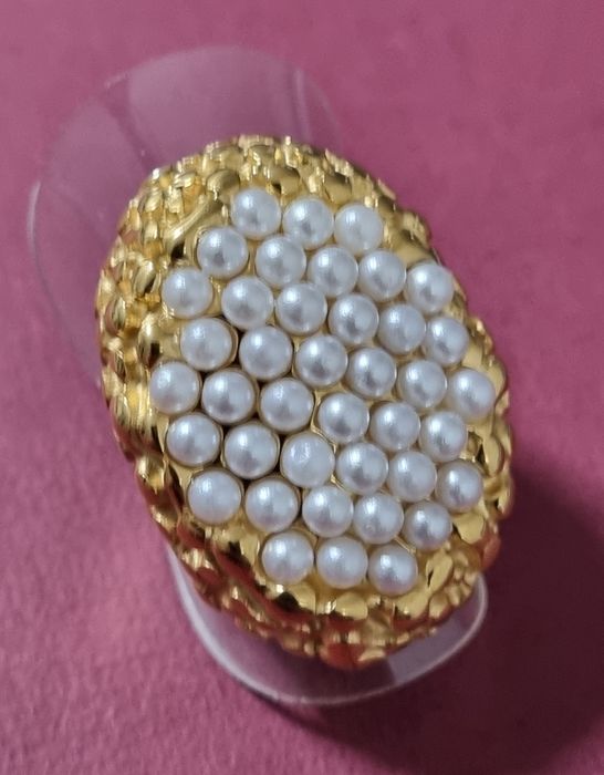 Anel dourado, em aço, com várias micropérolas por cima. T17/18