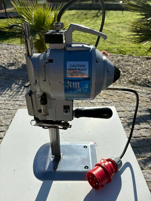 Máquina de Corte de Tecido e Malha Elétrica KM MACK KS - AUV