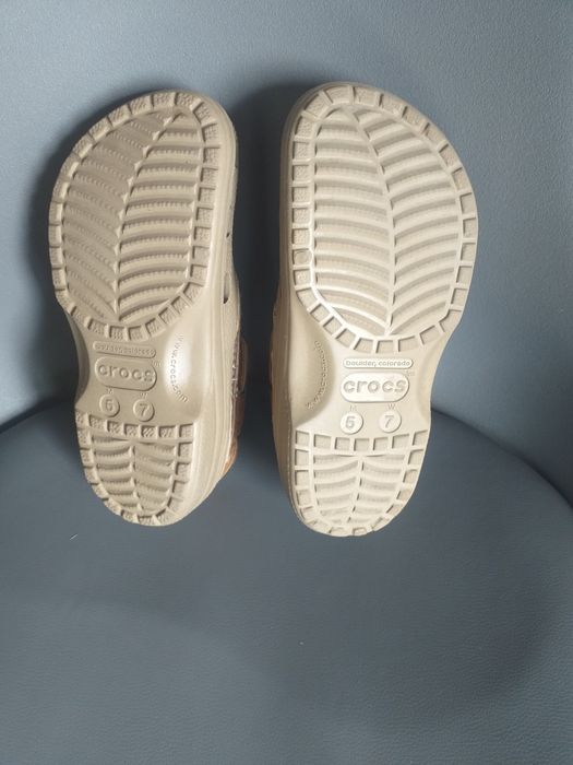 Ciemne brązowe crocs skórzane