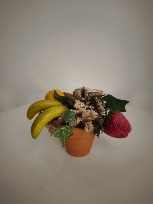Pequeno vaso decorativo com flores e frutos