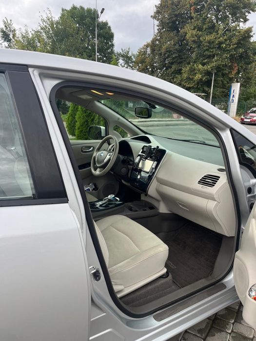 Nissan leaf з підігрівом і сонячною панелью