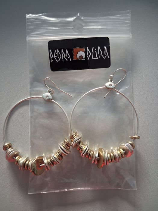 Argolas/Brincos prateados e dourados, marca Pedra Dura.