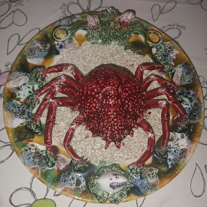 Prato decorativo com representação de caranguejo, artesanal