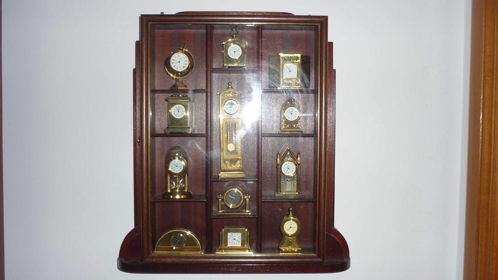 12 -- Relogios com Expositor Colecoes Philae, com Certificado