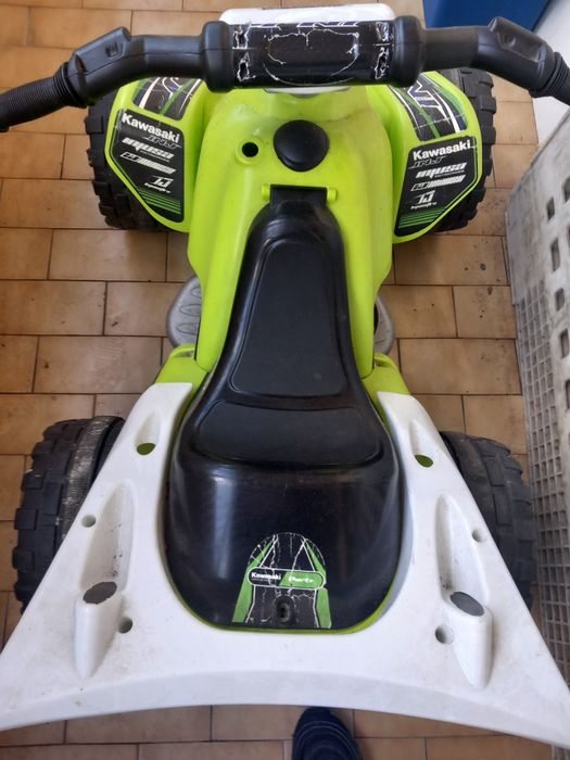 Moto 4 a bateria kawasaki