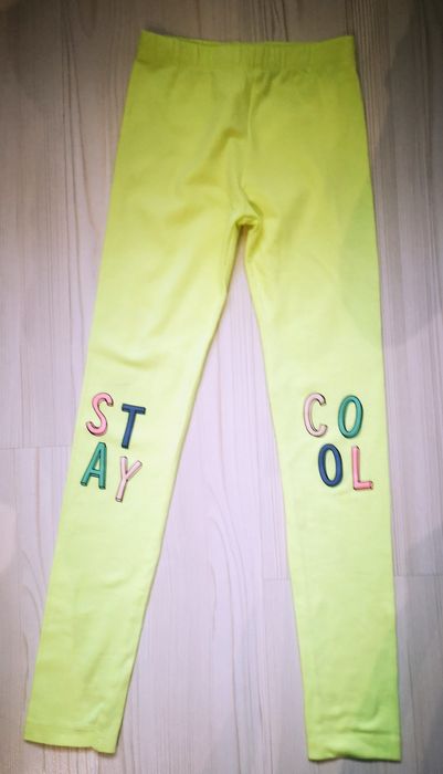 Neonowe legginsy.