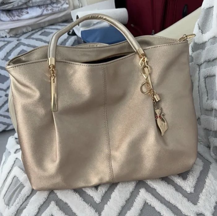 Mala Nova, você vai arrasar com essa mala nova! Entrega imediata e pronta para uso!