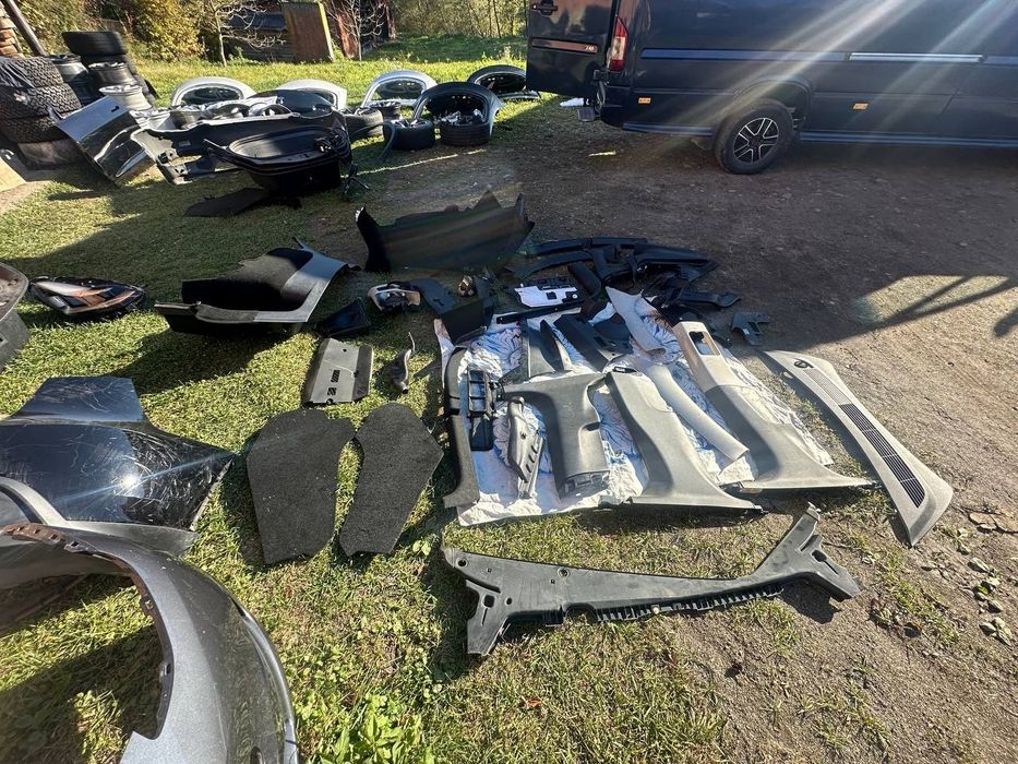 Обшивка салону Tesla Y 3