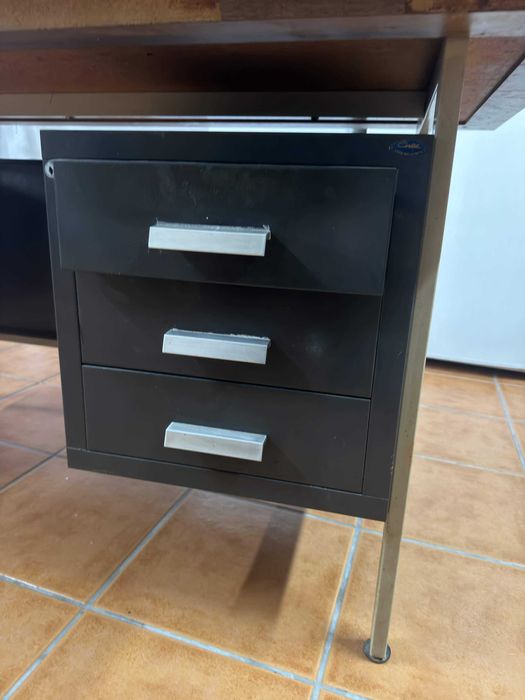 Secretária de escritório com gavetas