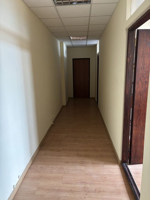 Pokoje biurowe w biurowcu na terenie przemysłowym