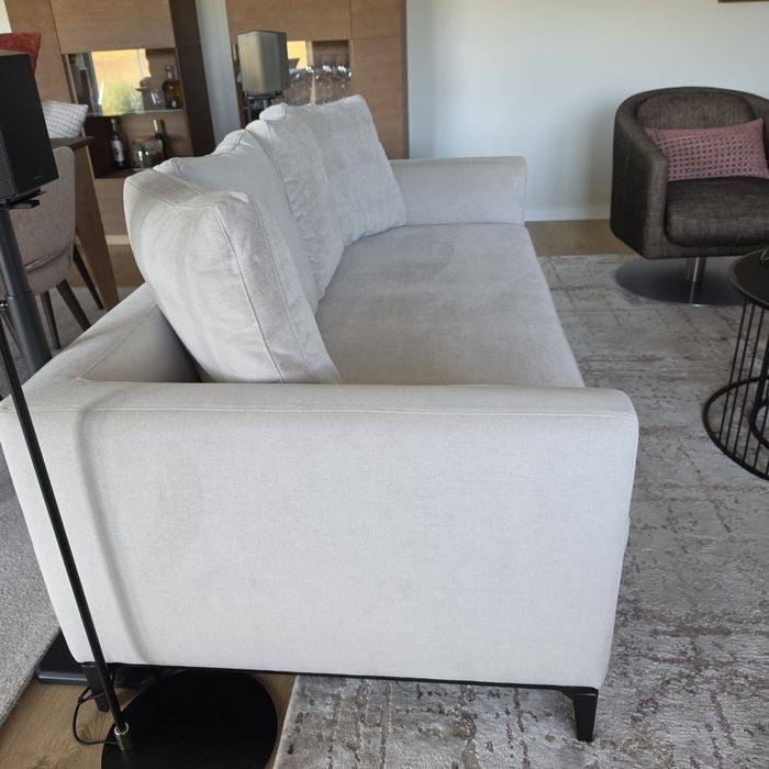 Sofá Moderno Bege/Creme (2m x 0,90cm) – Confortável e em Excelente Estado