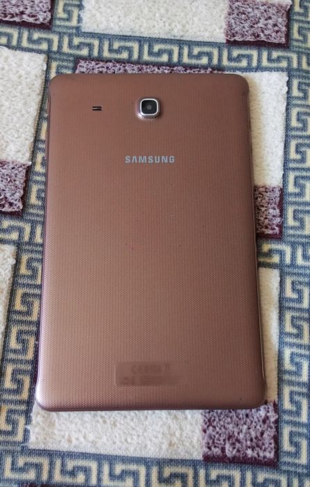 Планшет Samsung SM-T561