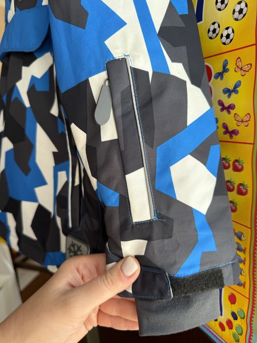 Класна демісезонна куртка на хлопчика 8-9 років