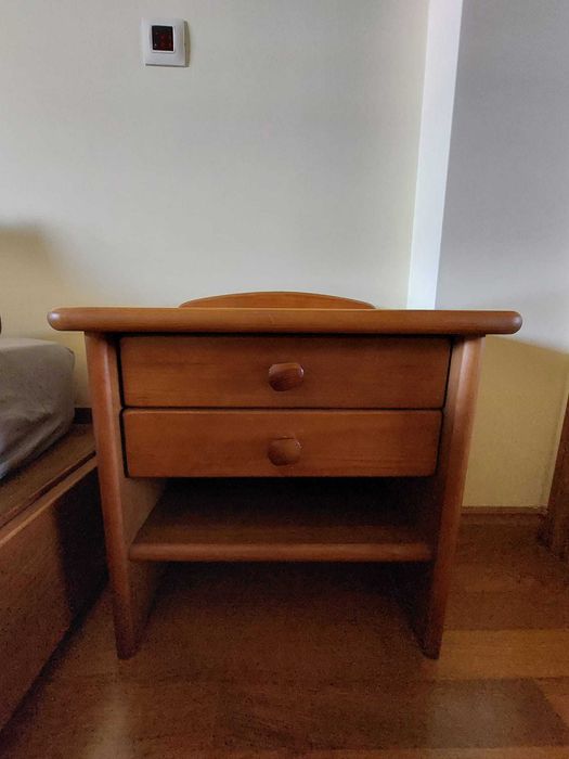 1 Und. Mesa de Cabeceira - CERNE - MADEIRA MACIÇA