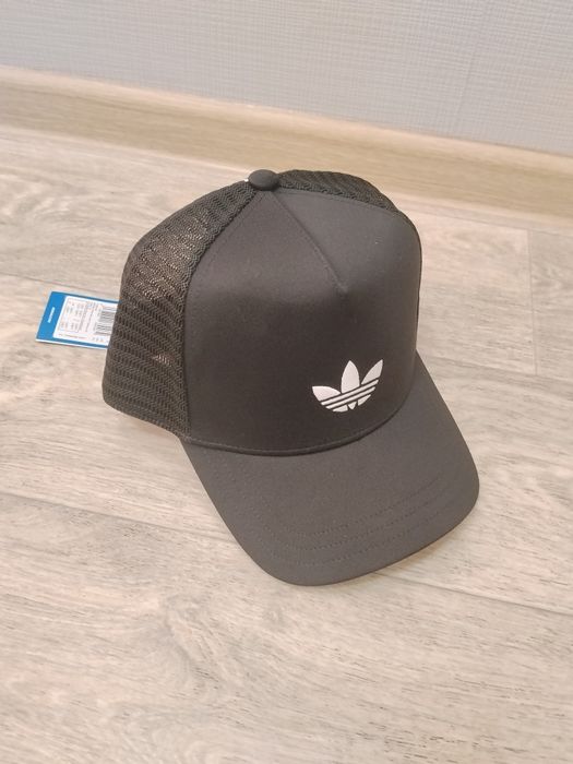 Продам оригинальную кепку Adidas originals curved trucker