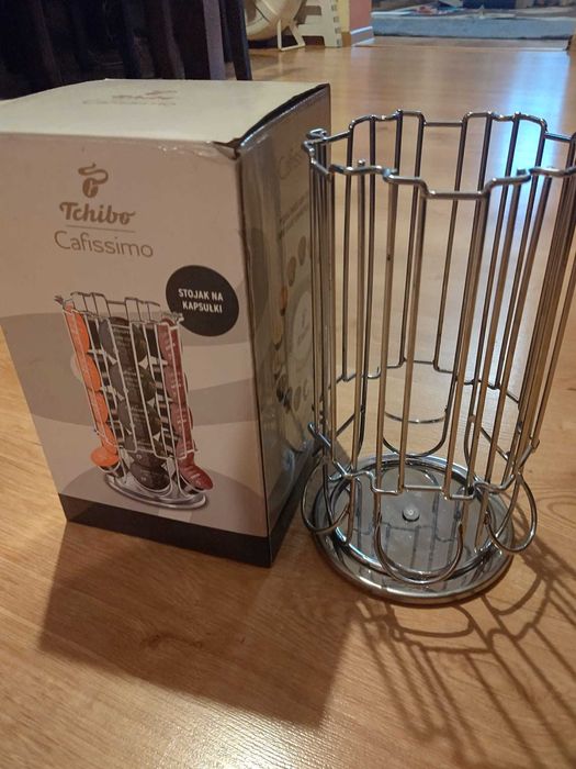 KOMPLET: Ekspres Tchibo Cafissimo CLASSIC + stojak + kapsułki (96szt.)