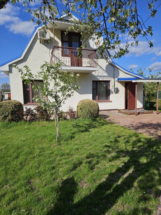 Дом.  Со своим  прудом.   Просто рай