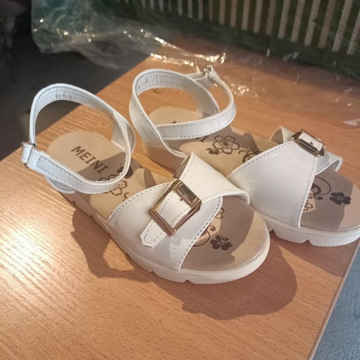 Nowe sandałki dla dziewczynki rozmiar 31