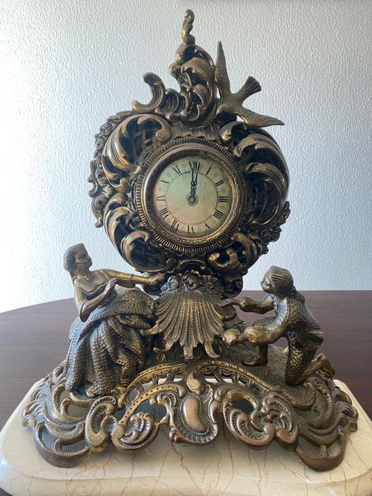 Relogio de mesa em bronze trabalhado com base em marmore