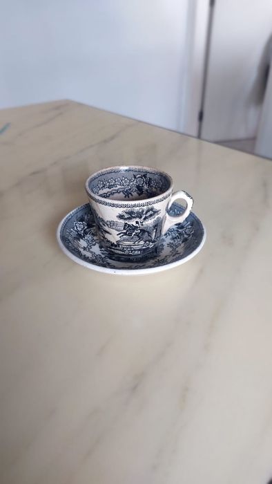 Conjunto de chávenas de café e pires.