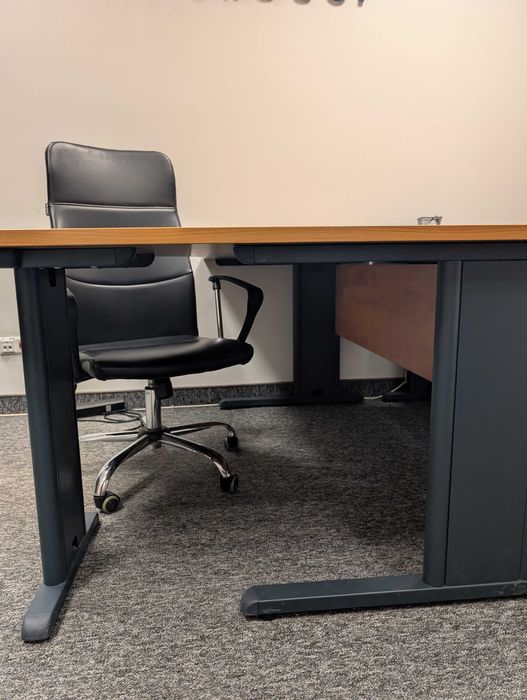 Biurka na sprzedaż 6 szt/ stół konferencyjny/ krowodrza/meble biurowe