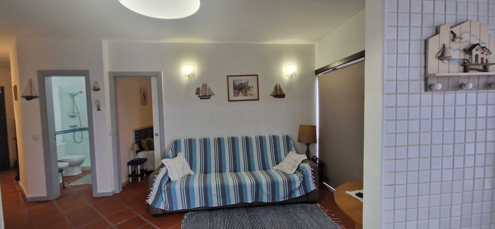 Apartamento T0+1 para férias com piscina na marginal de São Martinho