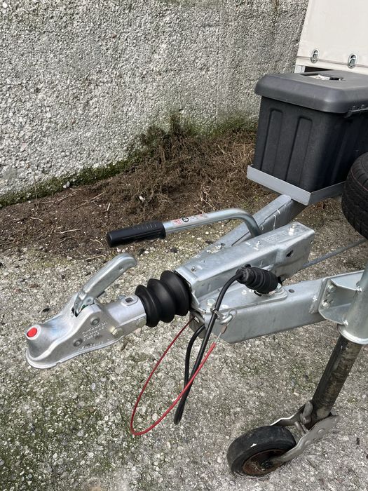 Причіп легковий з тормозом накату