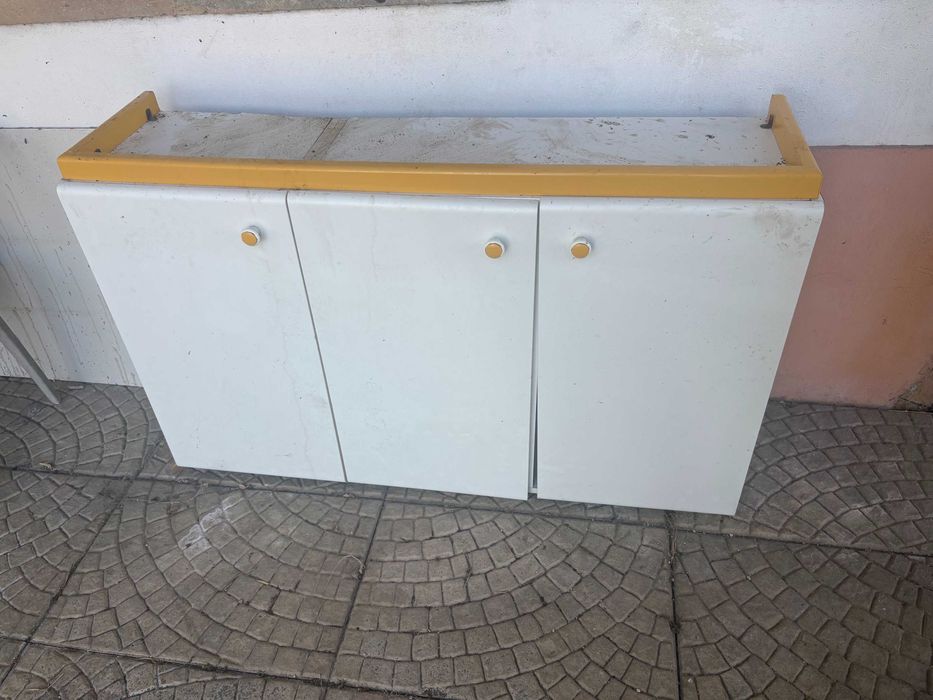 móvel de cozinha com 3 branco e amarelo