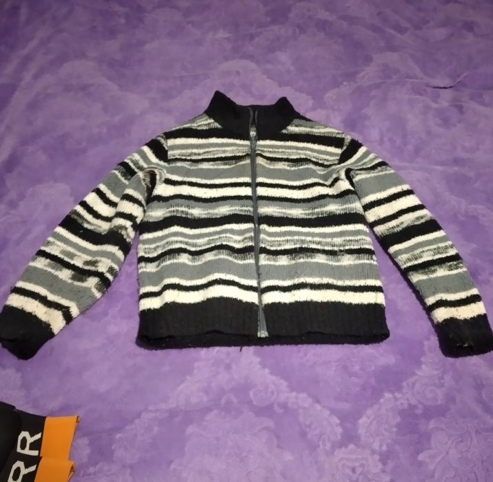 Тепла кофта для хлопчика 9-10 років.