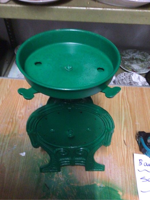 Balança centenaria em ferro a funcionar ,ver outras fotos.