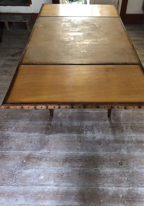 Mesa de jantar antiga com aumento
