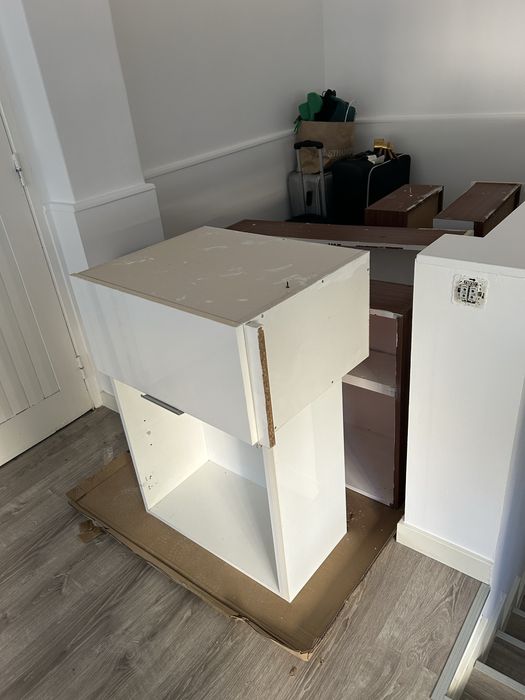 Moveis de cozinha, portas e bancada de pedra preta