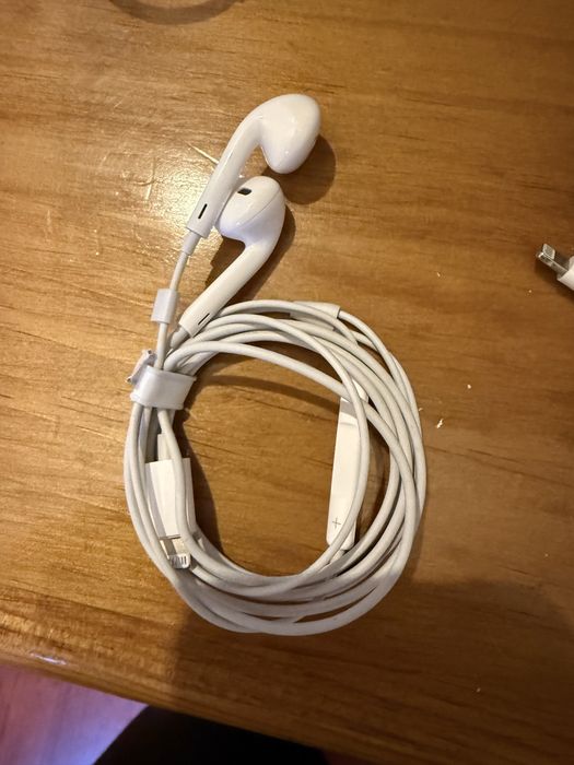 Cabos USB, fones e carregador Iphone