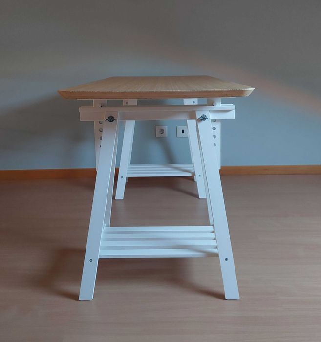 Secretária IKEA em branco e bambu.