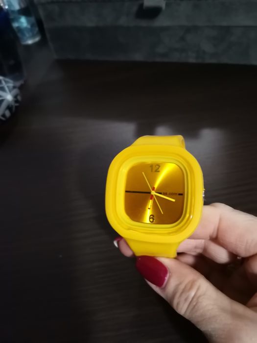 Żółty zegarek, działający