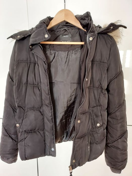 Blusão Bershka preto, com capuz,, tamanho S