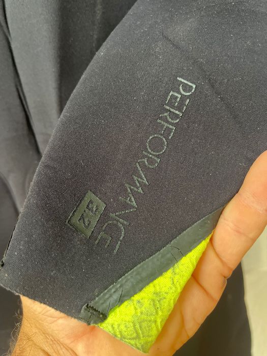 Fato de surf médio pouco uso