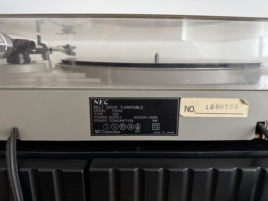 Gramofon NEC P305E