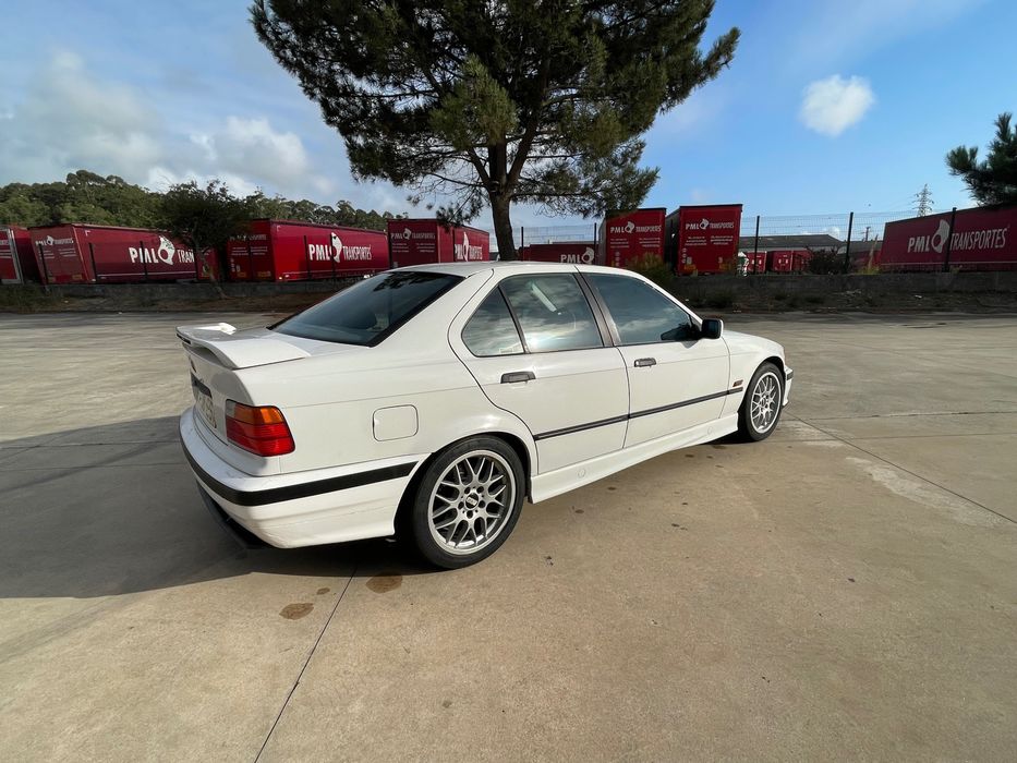 BMW E36 318is Sedan