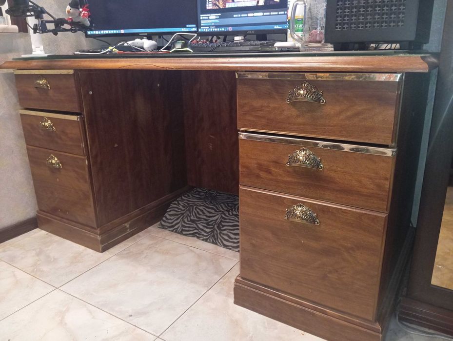 Стол письменный для кабинета или комнаты ученика и студента