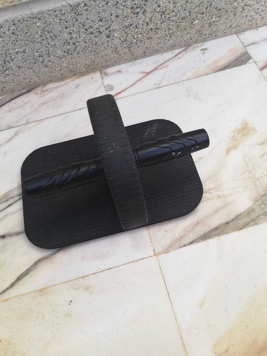 Roda para abdominal com tapete protetor para joelho, preto e vermelho