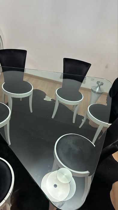 Mesa de jantar triangular, de vidro