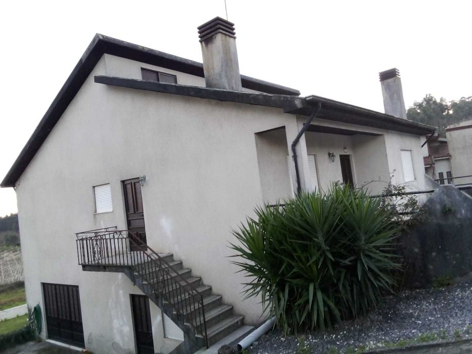 Moradia com terreno urbano, com excelentes acessibilidades