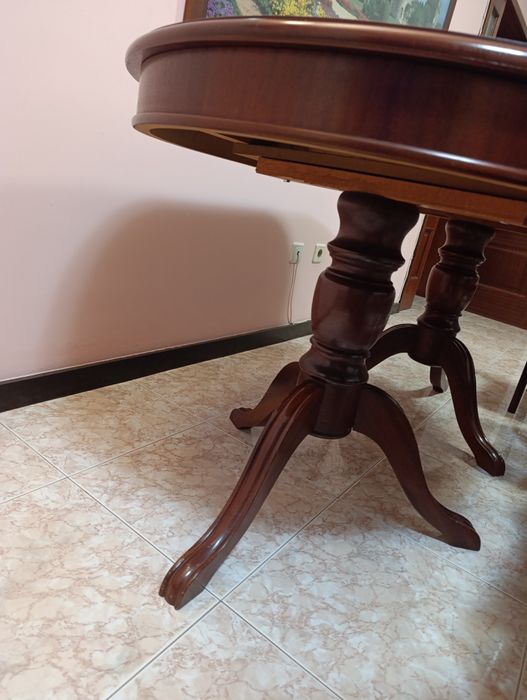 Mesa de jantar extensível em madeira com 4 cadeiras 

Vendo mesa de jantar em bom estado, com extensão incluída. Ideal para o dia a dia e t