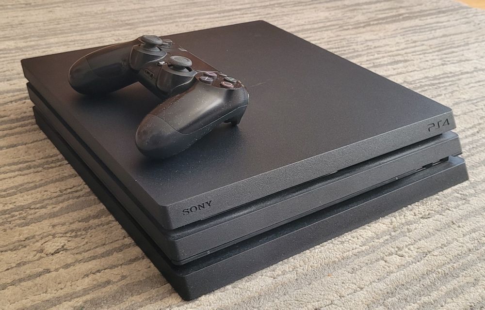 Konsola PS4, okablowanie, pad oraz 2 gry (FC 24 i GTS)